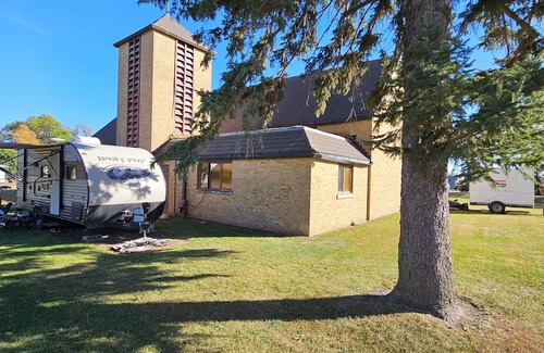 Oldham Cabin | unique 3BR lodge w/basic amenities & two RV's on 1.58 acres in beautiful Oldham