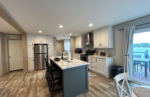 Waterloo House | "Sunset Haven" Waterfront Escape on Lake Greenwood