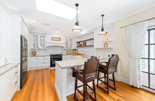 North Warrandyte House | Serene & Classic Family Retreat by the Yarra