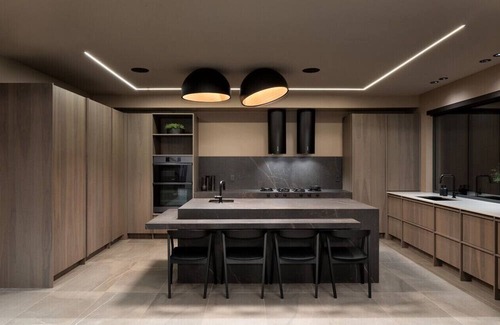 Sea to Sky Highway House | ★Modern 7 Bedroom Family Retreat w/Pool, Sauna & Mountain Views★