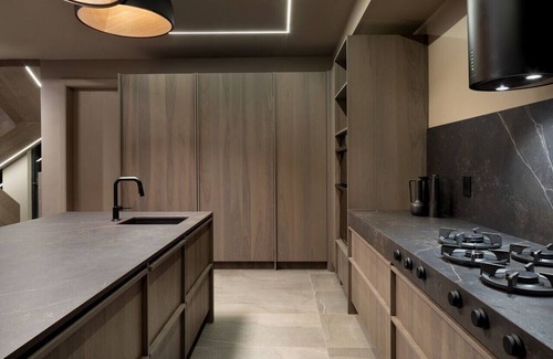 Sea to Sky Highway House | ★Modern 7 Bedroom Family Retreat w/Pool, Sauna & Mountain Views★