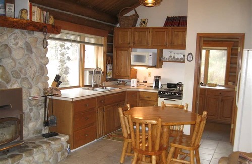 Darby House | Relaxing Glamping Vacation: Fantastic Log Cabin with a Hot Tub in Darby, MT