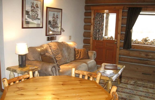 Darby House | Relaxing Glamping Vacation: Fantastic Log Cabin with a Hot Tub in Darby, MT