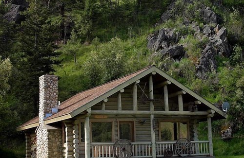 Darby Cabin | Rocky Mountains Nature Escape: Amazing Log Cabin with a Hot Tub in Darby, MT