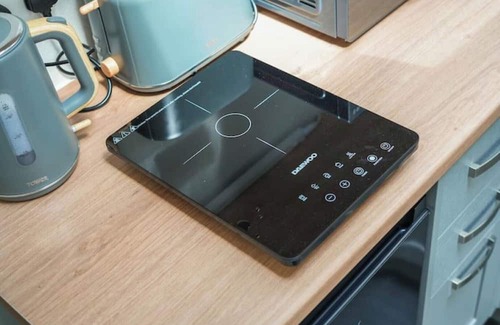 Hillsborough Apartment | Bright Stylish Apartment, 10 Mins to Peaks & City