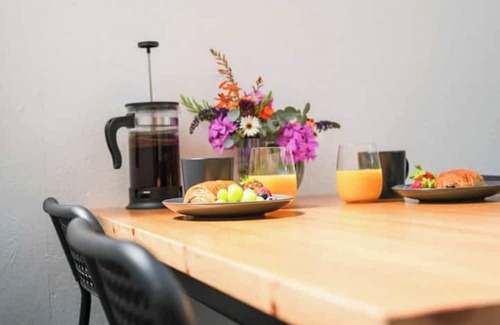 Hillsborough Apartment | Bright Stylish Apartment, 10 Mins to Peaks & City