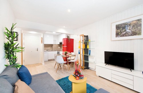 Cerezo de Arriba Apartment | Comfortable and bright apartment - 9 min from the station