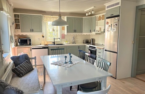 Kolsva House | Hus Bubbarsbo - Family vacation home by the lake with garden & canoe in Kolsva