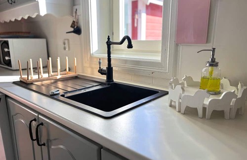 Kolsva House | Hus Bubbarsbo - Family vacation home by the lake with garden & canoe in Kolsva