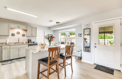 Myrtle Grove House | Charming Pensacola Home w/Pool & Lanai