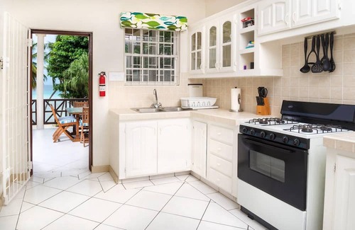 Hastings Villa | Bella Dia Upper | Three Bedroom Apartment on the Beach