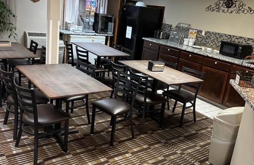 Lexington Hotel | Right off the Interstate, American style Restaurant/Bar Next door & Great Rates!