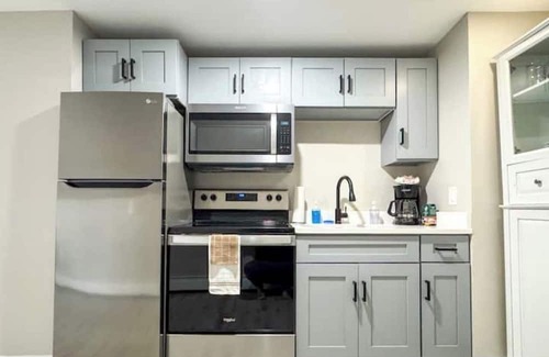 Milford House | Charming 4-BDR - Walk to Downtown & Free parking!