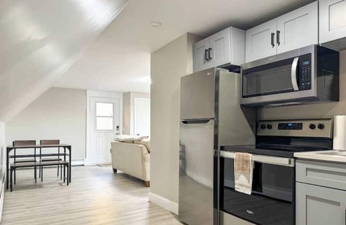 Milford House | Charming 4-BDR - Walk to Downtown & Free parking!