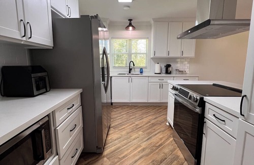 Brandon House | Welcome to South of Town in Brandon, MS — a cozy 3BR, 2BA fully furnished home.