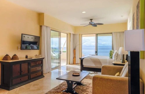 South Shore Hotel Area Hotel | Honeymoon Suite with Jacuzzi & Ocean Views – Garza Blanca Puerto Vallarta