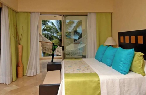 South Shore Hotel Area Hotel | Spacious 2-Bedroom Luxury Suite with Wraparound Terrace & Jacuzzi