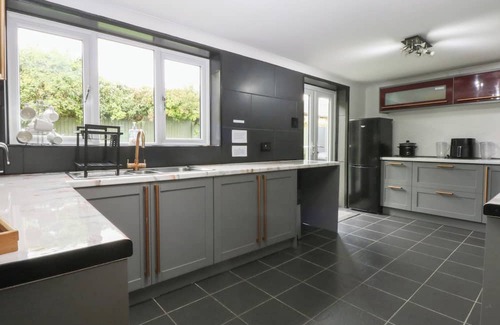 Llysfaen House | 2 TREM Y DON, family friendly, character holiday cottage in Llysfaen