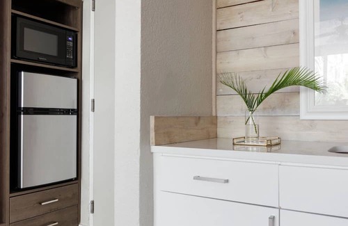 Pinellas Point Hotel | Modern Beach Retreat | Oceanfront Balcony, Marina Dining Near Local Attractions