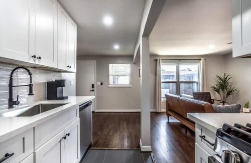 Neartown Apartment | Stylish 1BR Urban Retreat