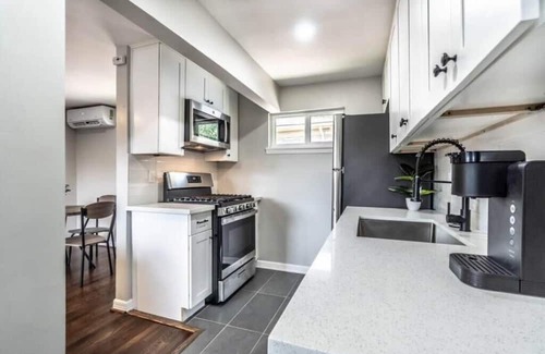 Neartown Apartment | Stylish 1BR Urban Retreat