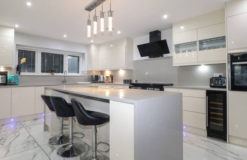 Rushmoor District Cottage | FALCON BAL HOUSE, pet friendly, with a garden in Farnborough