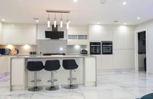 Rushmoor District Cottage | FALCON BAL HOUSE, pet friendly, with a garden in Farnborough