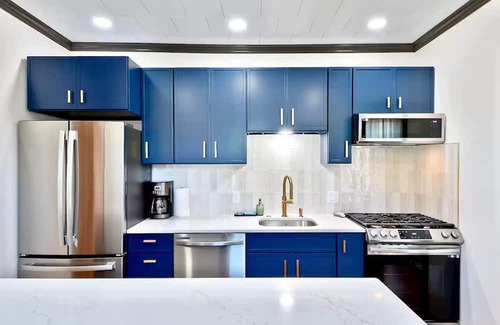 Burlington Apartment | Stylish & Modern 2BR - Luxurious + Historic Charm, Close to Downtown & Bakery