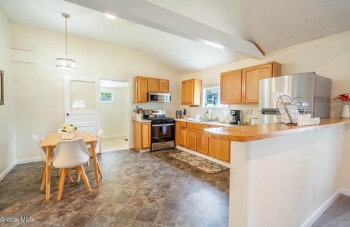 Cambridge House | Coleman's Cabin - Cozy 2-bedroom house in Cambridge