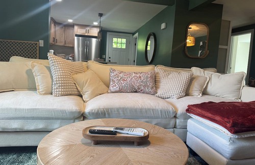 Bliss Corner Apartment | The Sweet Escape – Stylish Beach Retreat in Padanaram w/private beach access