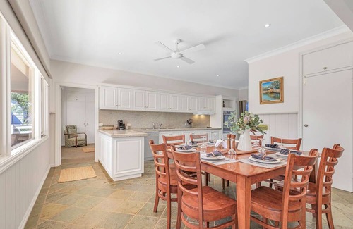 Wharparilla House | Paro's Landing Murray Riverfront Holiday Property Echuca & Private boat mooring.