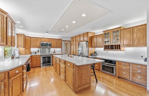 Dassel House | Stunning lakeshore retreat, sleeps 22, hot tub and sandy beach, Westview Lodge!