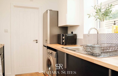Cradley Heath House | Stylish 5BR - Monthly Stay - Parking