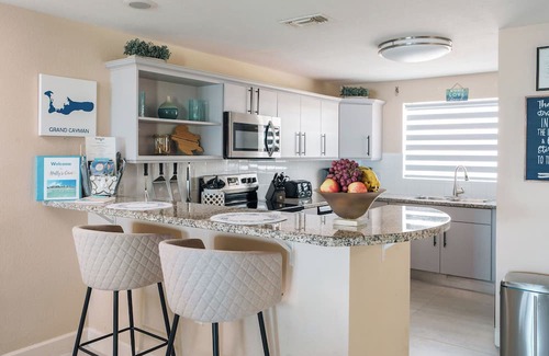 Colliers Bay Apartment | Natty’s Cove: Beach front + Pool, Gym & Tennis!