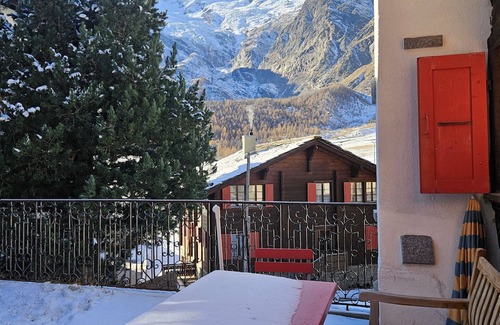 Saas-Fee Ski Chalet | Charming chalet Le Camee right next to the sports field