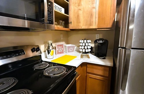 Burns Park Apartment | * NEW * 4BR Retreat | Heart of Campus w/Parking