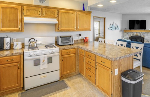 Harbor Beach House | Lake & Lighthouse Views: Inviting Port Hope Home!