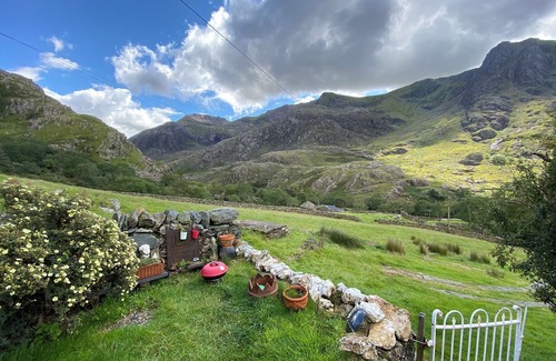 Llanberis Cottage | 19th century Snowdonia Mountain Cottage Peaceful & Tranquil (Pet Friendly)