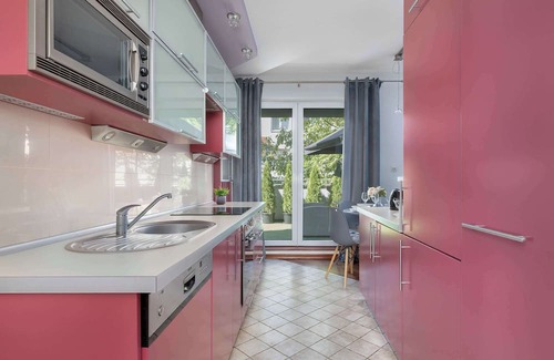 Pradnik Bialy Apartment | Marczyńskiego 3 Kraków | Grey and Pink Apartment with Parking, Desk, Terrace and