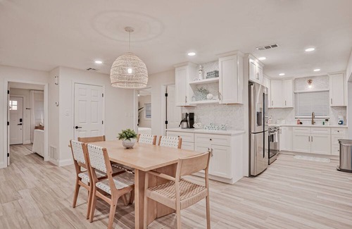 Painters Hill Cottage | Beachfront home w/private lanai and deck - walk to the beach