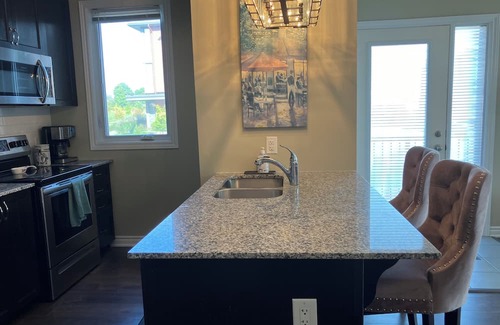 Ottawa Division Apartment | Elegant 2 bdrm Home w/King Bed & free parking