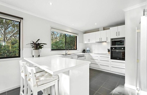 Geilston Bay Apartment | Tranquil Bush Outlook Near City
