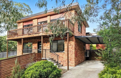 Geilston Bay Apartment | Tranquil Bush Outlook Near City