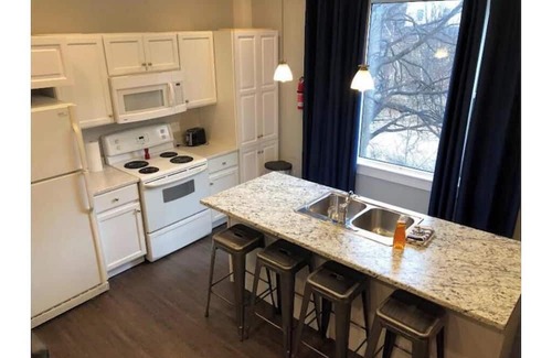 Waterford Valley House | Leaside Executive Entire Home