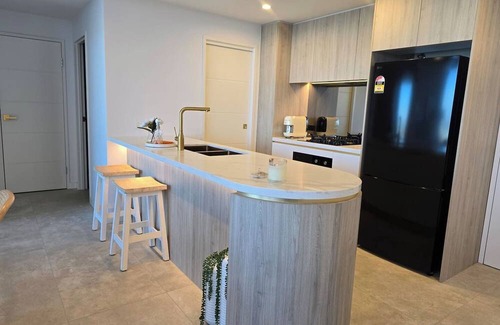 Harris Park Apartment | Top-floor apartment with spectacular views of the city skyline and Parramatta River