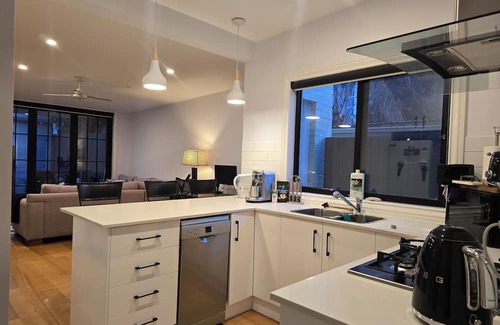 Preston House | Welcome to your Preston hideaway — modern, bright, and designed for both comfort and productivity. Whether you’re here for work, study, or a Melbourne getaway, this home has you covered with hotel-style touches, a fully equipped kitchen, and even a s