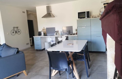 Sadirac Cottage | Gîte-Family-Ensuite with Shower-Lake view