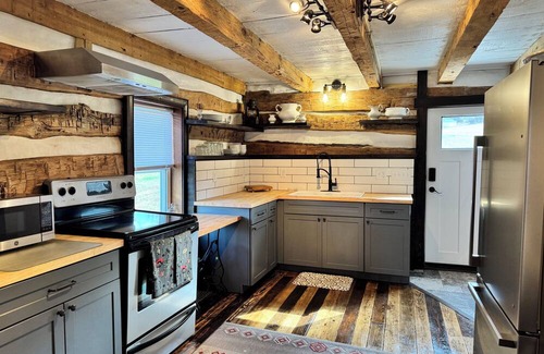 Orrtanna Other | Civil War-era Log Farmhouse near Historic Gettysburg for 8 Guests