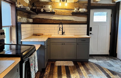 Orrtanna Other | Civil War-era Log Farmhouse near Historic Gettysburg for 8 Guests