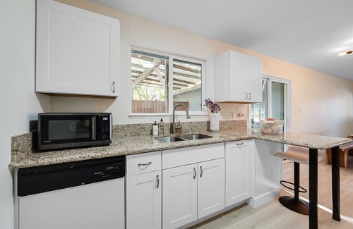 Bouvet Island House | Enchanting Wine Country Retreat ~ Hot Tub & Vineyard Views 3BD/2BA